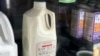 Sebuah susu mentah botolan tampak dijual di salah satu toko di Temecula, California, pada 8 Mei 2024. (Foto: AP/JoNel Aleccia)