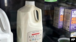 Sebuah susu mentah botolan tampak dijual di salah satu toko di Temecula, California, pada 8 Mei 2024. (Foto: AP/JoNel Aleccia)