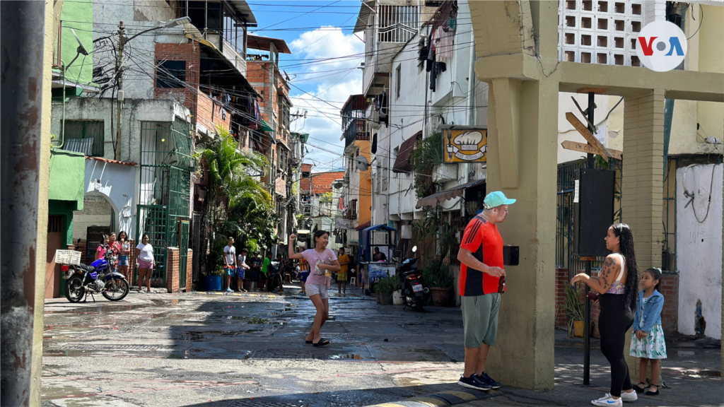 En una barriada de Chaco, en Venezuela, los niños se preparan para un enfrentamiento muy divertido: la guerra de bombas con agua, un juego tradicional en Carnaval. 