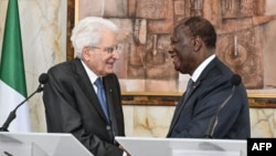 Les présidents italien et ivoirien Sergio Mattarella et Alassane Ouattara à Abidjan.