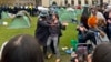 Policija hapsi demonstrante na kampusu Univerziteta Kolumbija u Njujorku 18. aprila 2024. 