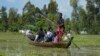  የአንድ ቤተሰብ አባላት መኖርያቸው በጎርፍ ከተጥለቀለቀባቸው በኋላ አካባቢያቸውን ለቀው ሲሄዱ የሚያሳይ፡ ኦባካ መንደር፣ ኪሱሙ፣ ኬንያ፣ ረቡዕ እአአ ሚያዝያ 17/2024