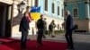 Presiden AS Joe Biden bertemu dengan Presiden Ukraina Volodymyr Zelenskiy di Istana Mariinsky, Kyiv, Ukraina, dalam kunjungan mendadak, 20 Februari 2023. (Evan Vucci/Pool via REUTERS)