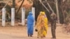 Vojnik razgovara sa ženama na ulici u Kartumu 6. juna 2023., dok se borbe nastavljaju u ratom razorenom Sudanu.