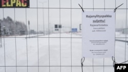 Kertas berisi pengumuman penutupan perbatasan terpasang di perbatasan Vaalimaa antara Finlandia dan Rusia, pada 7 Desember 2023. (Foto: AFP/Alessandro Rampazzo)
