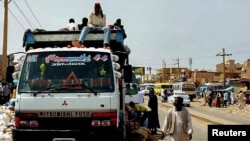 Watu wakipanda lori kuutoroka mji wa Khartoum Aprili 28, 2023. Picha na REUTERS. 