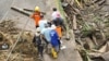 Tim penyelamat berusaha mencari korban banjir bandang di kawasan Kabupaten Agam dan Tanah Datar di Sumatra Barat (courtesy: Basarnas Padang)