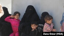 Zarok û jinên Malbatên DAIŞê yên li Kampa Holê