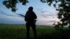 Украински војник чува област во близина на градот Вовчанск во регионот Харков, Украина, 19 мај 2024 година
