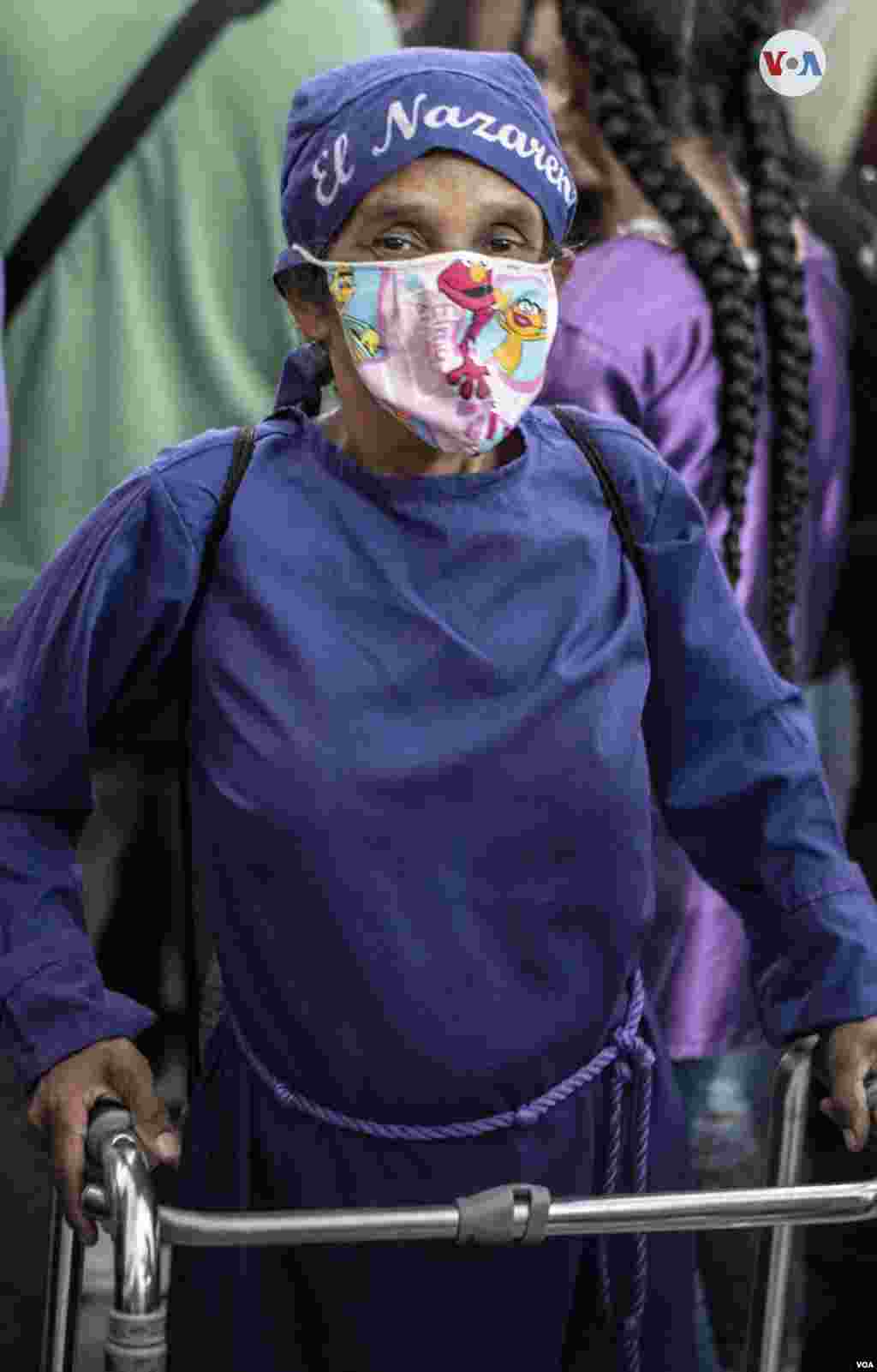 Betty Mercedes Lugo, 56 años, pide al Nazareno "que nos siga llenando de paz, que nuestro país se mejore, es lo que mas deseo, mucha bendición para nuestro país”, cuenta a la VOA.