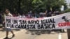 ARCHIVO - Trabajadores venezolanos protestan el 1° de mayo de 2023 en Caracas, para exigir reivindicaciones laborales y salariales. 