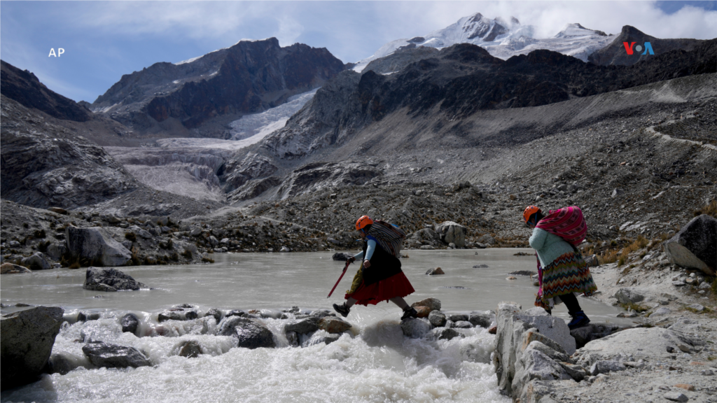 Las guías indígenas Aymara, conocidas como las "cholitas escaladoras", Suibel Gonzáles, a la izquierda, y su madre Lidia Hauyllas, suben por la cumbre del Huayna Potosí, a las afueras de El Alto, Bolivia, el 5 de noviembre de 2023. 