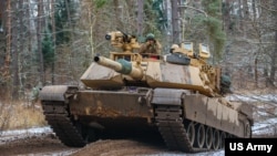 미군 에이브럼스 M1A1 탱크가 지난해 11월 폴란드에서 훈련에 참가하고 있다. (자료사진)