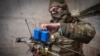 Seorang tentara Ukraina mempersiapkan drone FPV di garis depan pertempuran di dekat Avdiivka, wilayah Donestk, pada 22 Maret 2024. (Foto: AP/Efrem Lukatsky, File)