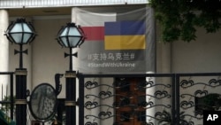 Кинеското министерство за надворешни работи доставилo нота на 8 мај до сите дипломатски претставништва дека тие треба „да ги почитуваат кинеските закони и прописи“, без да дефинира што е пропаганда 