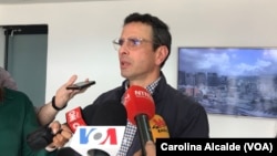 El dos veces candidato presidencial venezolano Herique Capriles conversa con medios de comunicación en Caracas, el 17 de enero de 2023.