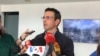 El dos veces candidato presidencial venezolano, Herique Capriles, conversa con medios de comunicación en Caracas el 17 de enero de 2023.