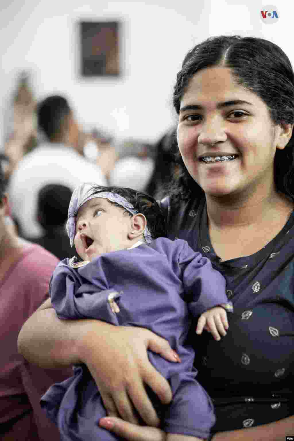 Romelia Pérez, de 22 años cuenta que acude a la celebración religiosa para agradecer por la salud de su hija que casi muere deshidratada. 
