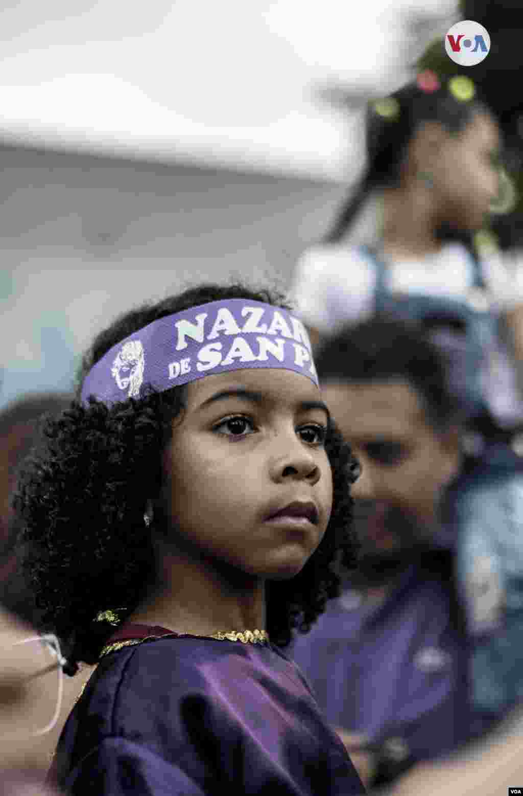 Jessica Guerra asegura que hoy tiene mucho que agradecer al Nazareno. “Hoy vinimos con mi ahijada, su mamá murió hace un mes y pues prometí estar siempre con ella y ahora nos compaña en este bonito camino junto al Nazareno”, agrega.