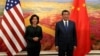 美国商务部长吉娜·雷蒙多（Gina Raimondo）与中国国务院副总理何立峰在北京人大会堂举行会晤。（2023年8月29日）