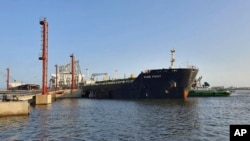 Sebuah kapal kargo Rusia yang membawa minyak mentah tampak berlabuh di sebuah pelabuhan di Karachi, Pakistan, 11 Juni 2023 lalu.