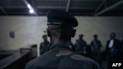Un soldat du tribunal militaire de Goma, dans l'est de la République démocratique du Congo, à une audience au quatrième jour du procès contre six soldats accusés de crimes contre l'humanité et de violation des ordres, le 8 septembre 2023.