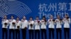 Tim bulu tangkis putri Korea Selatan berpose dengan medali emas mereka setelah berhasil mengalahkan China di babak final nomor beregu Asian Games 2022 di Hangzhou, pada 1 Oktober 2023. (Foto: AP/Louise Delmotte)