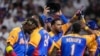 Anthony Santander (centro) es felicitado por sus compañeros de Venezuela tras batear un jonrón ante República Dominicana, en un duelo del Clásico Mundial, realizado el sábado 11 de marzo de 2023, en Miami (AP Foto/Wilfredo Lee)
