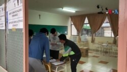 Ecuatorianos votan en referendo