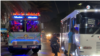 La “chiva rumbera” es un bus Mercedes Benz 1976 con luces, música, karaoke y 40 pasajeros celebrando por Caracas.