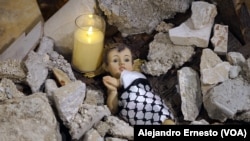 El pesebre tiene todo lo habitual, pero fue puesto entre unas ruinas que imitan los escombros a que han sido reducidos la mayoría de los edificios en Gaza, el 17 de diciembre de 2023, en Belén, Cisjordania. 