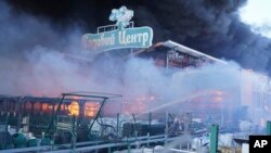乌克兰哈尔科夫市一个大型建筑商店遭到两枚制导炸弹的攻击并起火燃烧。（2024年5月25日）
