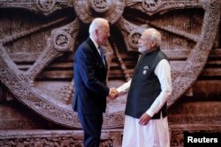 El primer ministro indio, Narendra Modi, da la bienvenida al presidente estadounidense Joe Biden a su llegada al centro de convenciones Bharat Mandapam para la Cumbre del G20, en Nueva Delhi, India, el sábado 9 de septiembre de 2023. Evan Vucci/Pool vía REUTERS
