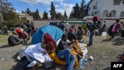 Des migrants subsahariens campent devant l'ambassade de Côte d'Ivoire à Tunis le 28 février 2023.