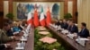 ប្រធានាធិបតី​ចិន លោក Xi Jinping និង​គណៈប្រតិភូ​ចូលរួម​កិច្ចប្រជុំ​ជាមួយ​នាយករដ្ឋមន្ត្រី​អ៊ីតាលី អ្នកស្រី Giorgia Meloni នៅ​ផ្ទះសំណាក់​រដ្ឋ Diaoyutai ក្នុងរដ្ឋធានី​ប៉េកាំង កាលពី​ថ្ងៃទី២៩ ខែកក្កដា ឆ្នាំ២០២៤។