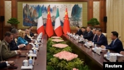ប្រធានាធិបតី​ចិន លោក Xi Jinping និង​គណៈប្រតិភូ​ចូលរួម​កិច្ចប្រជុំ​ជាមួយ​នាយករដ្ឋមន្ត្រី​អ៊ីតាលី អ្នកស្រី Giorgia Meloni នៅ​ផ្ទះសំណាក់​រដ្ឋ Diaoyutai ក្នុងរដ្ឋធានី​ប៉េកាំង កាលពី​ថ្ងៃទី២៩ ខែកក្កដា ឆ្នាំ២០២៤។