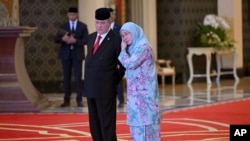 Ratu Malaysia Tunku Azizah Aminah Maimunah Iskandariah (kanan), memeluk saudara laki-lakinya Sultan Ibrahim Iskandar dari Johor usai pemilihan raja Malaysia berikutnya di Istana Nasional di Kuala Lumpur, Jumat, 27 Oktober 2023. (Mohd Rasfan/Pool Photo via AP)