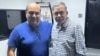El periodista Roland Carreño (izquierda8) junto a Gerardo Blyde, coordinador de la delegación negociadora de la oposición de Venezuela.