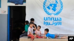 Anak-anak Palestina yang mengungsi bersama orang tuanya berkumpul di halaman belakang sekolah UNRWA, di Sidon, Lebanon, 12 September 2023. (Foto: AP)
