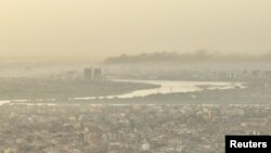 Lafimen anvayi vil Khartoum pandan yon konfli ap kontinye ant Fos Sipo Rapi Paramilite a ak lame peyi Soudan, 21 Avril, 2023. 