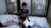 Yon Palestinyen pote dey pou 2 marasa ki te gen 4 jou selman e ki mouri nan bonbadman Izrayel fe nan Gaza, 13 Out, 2024. 