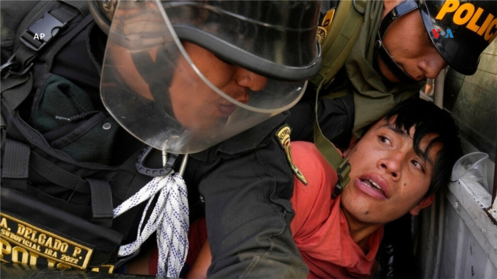 Un manifestante contra el gobierno, que viajó a la capital para marchar contra la presidenta peruana Dina Boluarte, es detenido en enfrentamientos con la policía en Lima, Perú, el 19 de enero de 2023. 