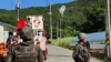 Dalam foto yang disediakan oleh Markas Besar Pemadam Kebakaran Jeonbuk ini, balon berisi sampah yang tampaknya dikirim oleh Korea Utara, digantung di kabel listrik saat tentara Korea Selatan berjaga di Muju, Korea Selatan, 29 Mei 2024.