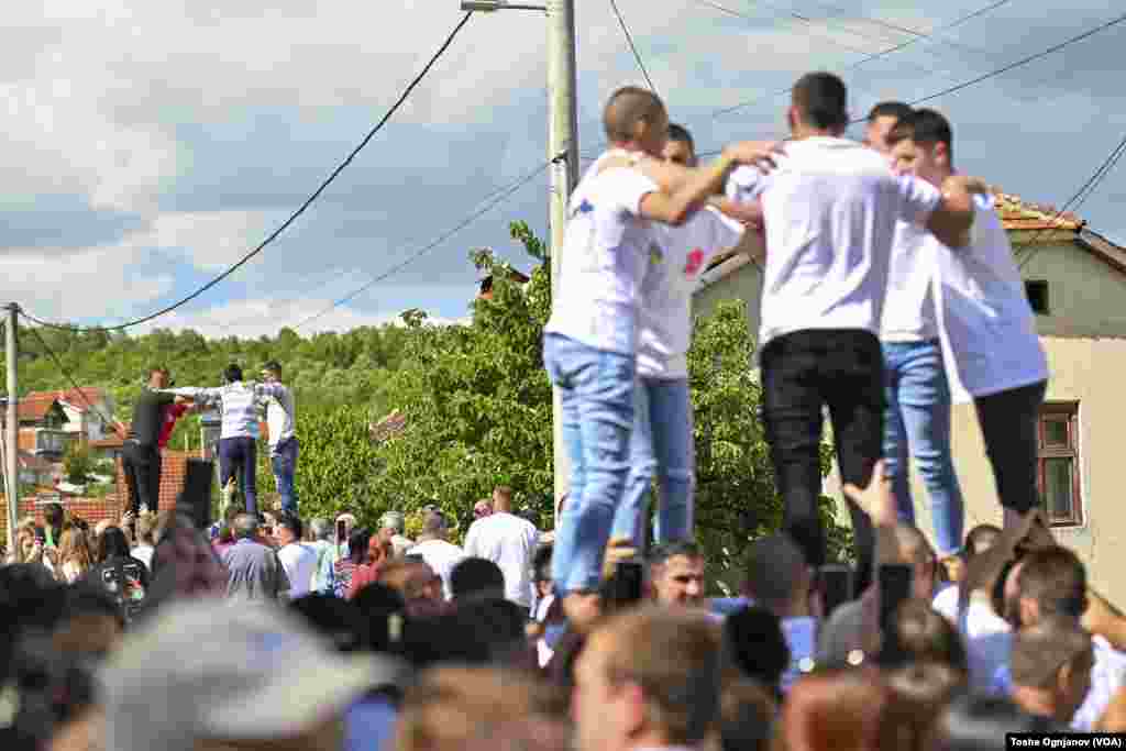 Велигденски кули, стар обичај во Македонски Брод, со симболика за непокор и „газење“ врз главите поробувачите од османлискиот период во Македонија. 