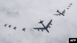 미 공군 전략폭격기 B-52H 2대(가운데)와 F-16 전투기 4대(오른쪽), 한국 공군 F-35 전투기 4대(왼쪽)가 14일 한반도 상공에서 연합훈련을 했다. 한국 국방부 제공 사진.