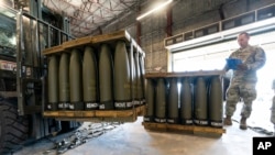 미국 델라웨어주 도버 공군기지에서 우크라이나에 보낼 155mm 포탄을 부사관이 점검하고 있다. (자료사진)