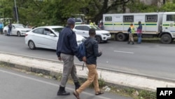 La police à Johannesburg reconnaît n'avoir pas les effectifs pour gérer la circulation quand les feux s'éteignent, plusieurs fois par jour.