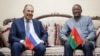 Les ministres des Affaires étrangères russe et burkinabè Sergueï Lavrov (à g.) et Jean-Marie Karamoko Traoré (à dr.)