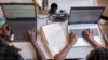 Au Liberia, apprendre l'informatique à l'arrière du bus