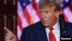 ARHIVA - Bivši američki predsjednik Donald Trump obraća se u svom golf klubu na Floridi